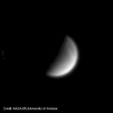 Cette image a t prise dans le visible, par la sonde Cassini avec la camra  longue focale  une distance de 6,2 millions de km.