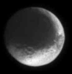 Cassini a vu ce satellite aux 2 visages