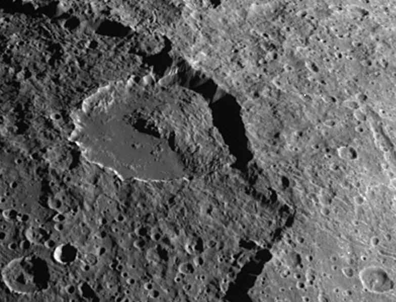 la zone baptise Cassini Regio, au plancher parsem d'anciens impacts, plus rcents. 