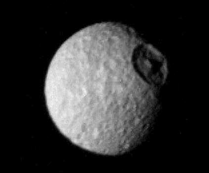 le cratère Herschel domine Mimas, avec son pic central géant de 6 000 m. Les bords font 5 000 m de hauteur, plus haut que le Mont-Blanc.
