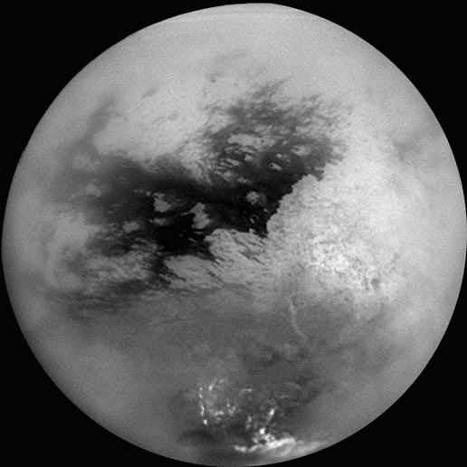 Voici le visage de Titan reconstruit  partir de 9 photos traites,  prises lors du survol entre 650 000 et 300 000 km. La vue est centre sur le 15  latitude Sud, et 156 longitude Ouest.