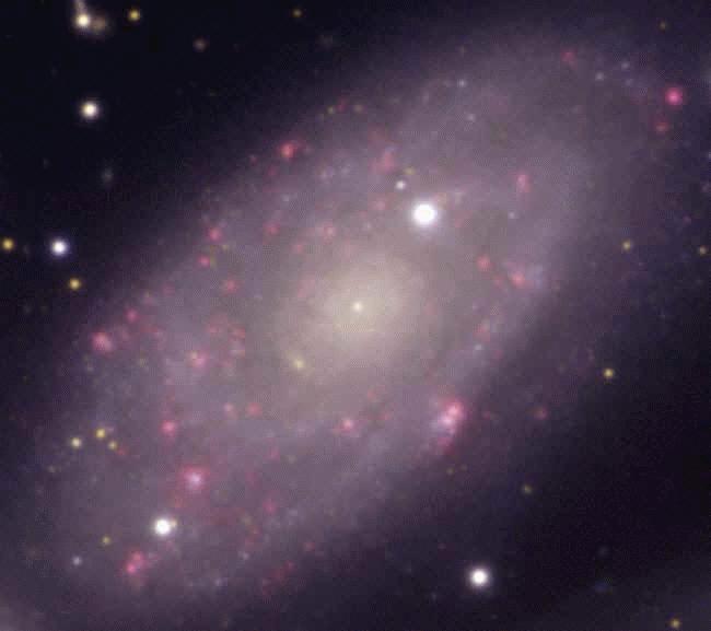 NGC 7320 et les autres galaxies de l'amas ont des rgions de formations intenses d'toiles marques par les nuages d'hydrogne rougeoyants dans des rgions appeles  HII. 