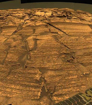 Opportunity a fait une inspection minutieuse des couches de roches exposes sur une partie de la paroi du cratre appeles "falaises Burn Cliff".