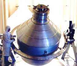 le gyroscope est plac  lintrieur de sacs conducteurs, qui  leur tour sont placs  lintrieur dun grand container cryognique appel "vase Dewar"