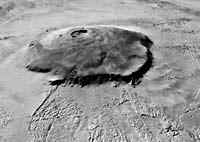 Olympus Mons, le plus  haut volcan du Systme solaire avec ses 27 000 m et sa base de 700 km.